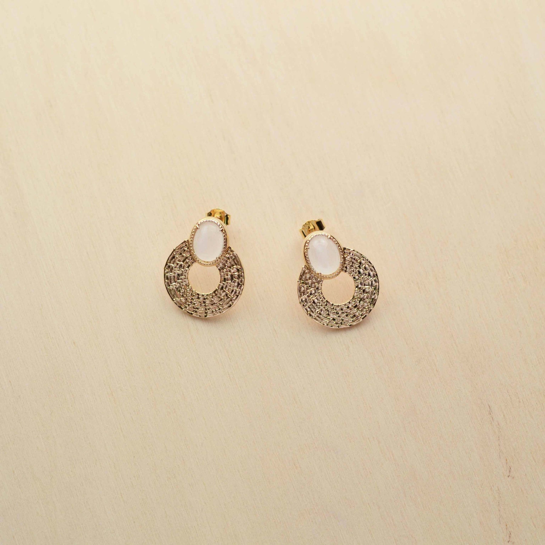 Boucles d'oreille PHÈDRE - plaqué or & pierre de lune - Bijoux fantaisie femme | Votre boutique en ligne de bijoux fantaisie - yukablanc