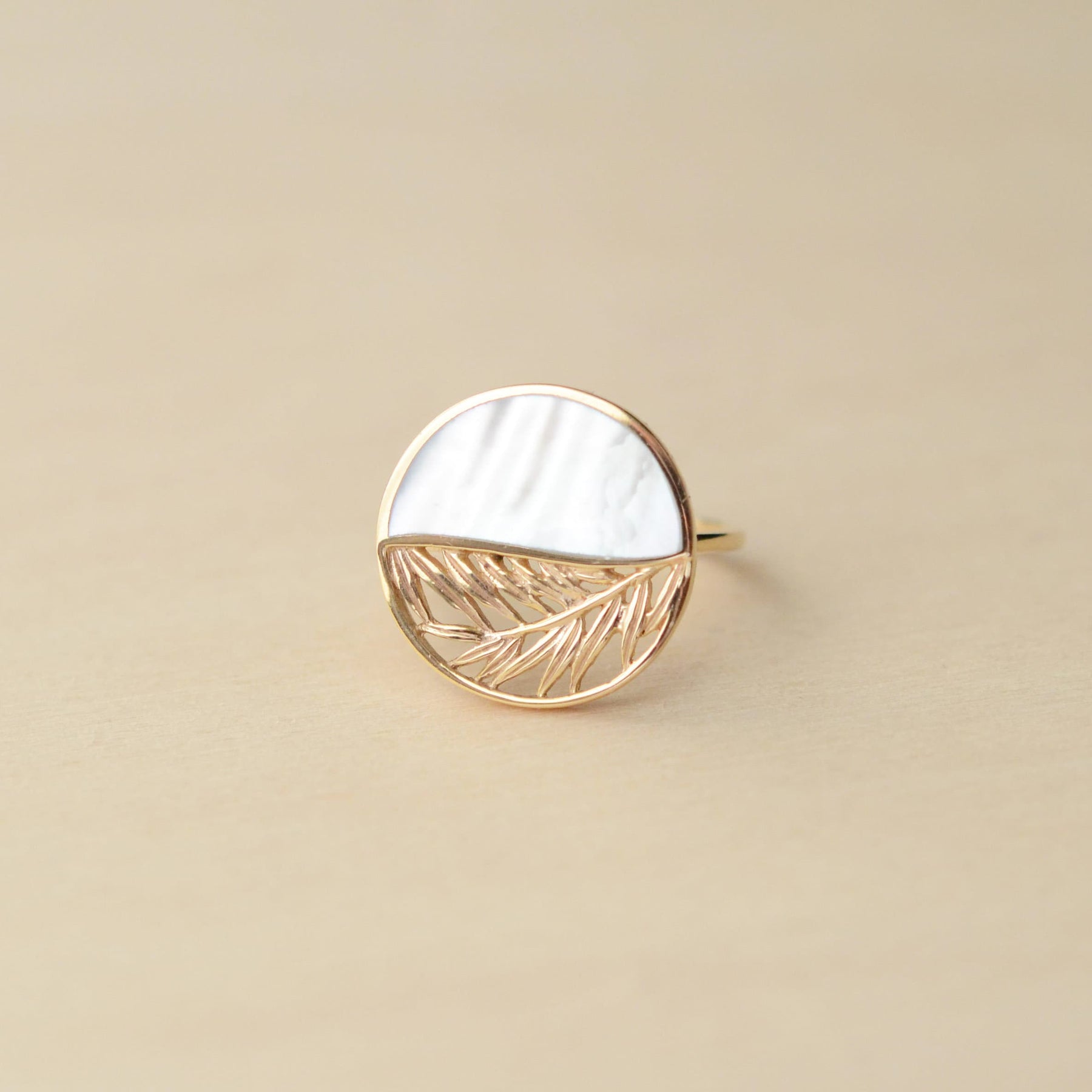 Bague PALME cercle - plaqué or & nacre blanche - Bijoux fantaisie femme | Votre boutique en ligne de bijoux fantaisie - yukablanc